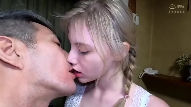 Melody Marks törölközőben egy forró forrásnál
