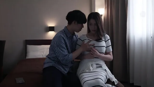 室内面带温柔微笑的成熟日本女性