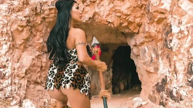 August Taylor utomhus i närbild blowjob