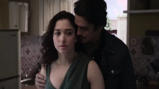 Tamannaah embrassant un inconnu dans une chambre